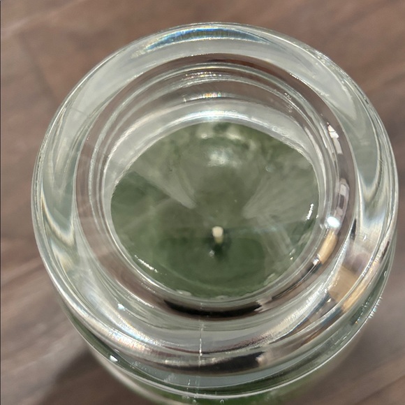 Yankee Candle Pepperberry Pine,woody, juniper,raspberry,peppermint,apple,winter - Picture 2 of 4